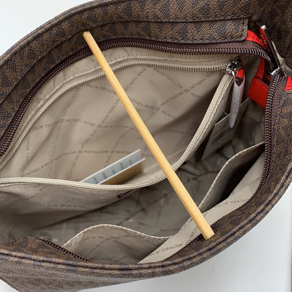 MICHAEL KORS
Jet Set Travel Large Logo Messenger Bag
BRIGHT RED/BROWN SIGNATURE - Picture 11 of 16